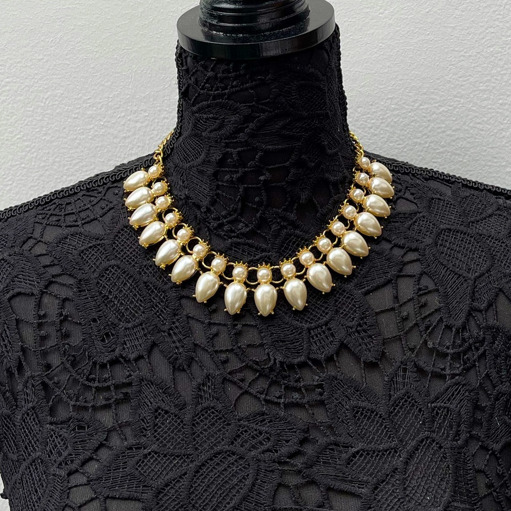 faux pearls statement necklace